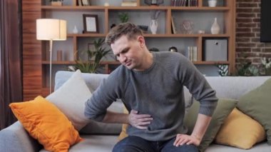 İnsan kötü sindirim sorunları yaşar karın ağrısı, karaciğer hasarı ağrı, vücut bükülmesi, kötü hissetme. Yetişkin adam akut karaciğer ağrısı, hepatit ishali, kabızlık..