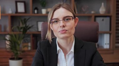 Gülümseyen genç iş kadını çevrimiçi öğretmenlik işi başvurusu yöneticisi müşteriyle konuşur konferans görüntülerini sohbet ettirir iş görüşmesi sırasında kameraya bakın, webcam görünümü.