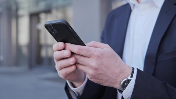 Close up view męskie ręce trzymające smartfona przeglądającego internet, informacje wyszukiwania w telefonie, e-commerce użytkownik wybrać towary i usługi online. Nowoczesne wykorzystanie technologii, zastosowanie w koncepcji biznesowej. — Wideo stockowe