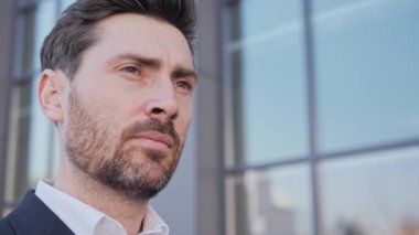 Yakışıklı erkek işadamına yakından bakmak düşünceli bir düşünce. Erkek girişimci gözlerini açıyor. Evet. Düşünceli bir iş adamının portresi Başarılı insanlar, yüzler, insan. 