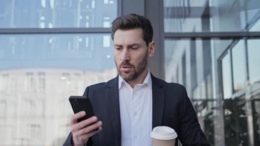 Modern takım elbiseli heyecanlı bir iş adamı elinde bir fincan kahveyle yürüyor. Serbest çalışan bir adam aceleyle ofisine gidiyor. Girişimci işe geç kalıyor, saatine bakıyor ve panikliyor..