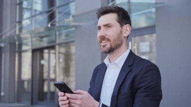 Yakışıklı bir iş adamı büyük modern iş bölgesinin yakınında bankta oturuyor. Genç sakallı adam Smartphone Man 'den mesajlar yolluyor. Daktilo kaydırıyor, kayıt yapıyor, internet verileri tarıyor, sosyal medya gülümsüyor..