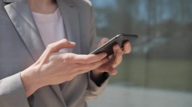 Yakın plan kadın elleri elinde akıllı telefon internet taraması, telefonla arama bilgileri, e-ticaret kullanıcısı çevrimiçi mal hizmetlerini seçiyor. Modern teknoloji kullanımı, iş konsepti uygulaması.