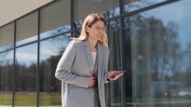 Orta yaşlı iş kadını dışarıda mide ağrısı, sindirim sisteminde sorunlar ve ağrılı kramplar hisseder. Dışarıda şiddetli gastrit ağrısı çeken bir kadın. Ofiste yediği sağlıksız yemeğin sonucu..