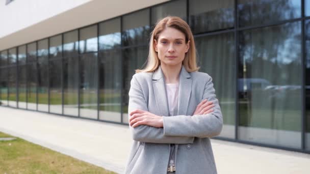 Young woman portrait outside. Portrait of beautiful and confident young woman with crossed arms in formal suit standing outdoors, looking at camera confident. Business people. Successful life. — 비디오