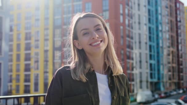 Young Smiling Attractive Girl Stands in the City. Portrait Pretty Blonde Woman Enjoying Fresh Air, Inspiration Freedom, Travel Happiness, Sunshine Happy Female Model, Summer Face Sunset Lady Outdoor. — Stockvideo