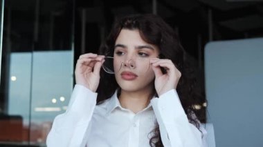 Güzel bir ofis çalışanı, baş ağrısı şikayetiyle bardakları çıkarıyor. Kapalı kapılar ardında tapınaklara masaj yapan çok çalışan genç ve güzel bir kadın. Stresli, sağlıksız, ayakta duran kız migren ağrısı çekiyor..