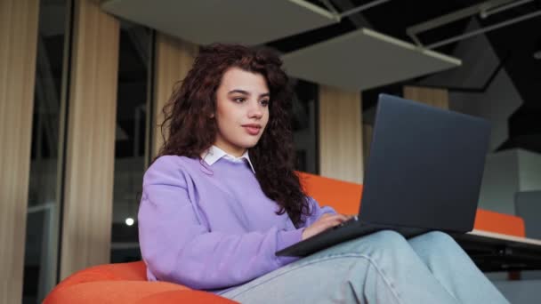 Mujer feliz alegre freelancer haciendo videollamada en línea a distancia. Profesora de Internet haciendo chat distante trabajando desde la sala de oficina saludando a mano enseñando tutoría hablando en el portátil. — Vídeo de stock