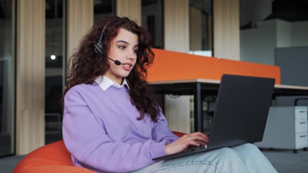 여성 고객 지원 교환원 이 사무실 기술 지원 인터넷 통신 헤드폰 마이크를 통해 온라인에서 일하고 있다. 콜 센터 요원, 화상 회의 전화 서비스 제공. — 비디오