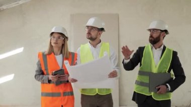 Bir grup işadamı ve mühendis gayrimenkul araştırıyor. Yatırımcı, mimar, mühendis güvenlik kaskı takan inşaat alanının planını analiz ediyor ve tartışıyor. Sanayi Binasını Bitir.