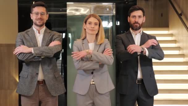 Professional business team standing in the hall. Group of confident diverse colleagues headed with female boss folding arms, posing to camera in a modern building. Portraits of successful people. — Video Stock