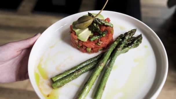 Insalata con asparagi, servita in un piatto. Piatti vegani sani. Avocado, Asparagi, Pomodoro, Verdura. — Video Stock