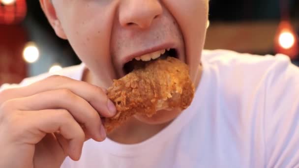 Jóképű Fiatalember Csirkeszárnyakat Eszik Magas Kalóriatartalmú Ételeket Egészségügyi Kockázatokat Koleszterint — Stock videók