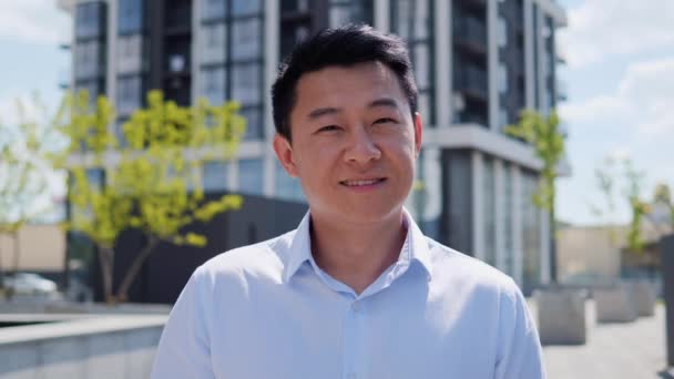 Portrait Junge Lächelnde Selbstbewusste Smarte Asiatische Geschäftsleute Blicken Die Kamera — Stockvideo