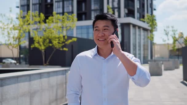 Guapo Asiático Joven Empresario Inteligente Hablando Teléfono Inteligente Ciudad Hombre — Vídeo de stock