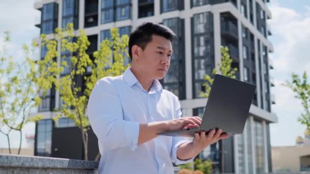 Schöner Junger Chinesischer Geschäftsmann Shirt Mit Laptop Der Freien Mails — Stockvideo