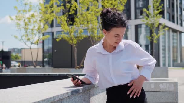 Femeie Afaceri Destul Elegantă Păr Închis Telefon Mobil Durere Stomac — Videoclip de stoc