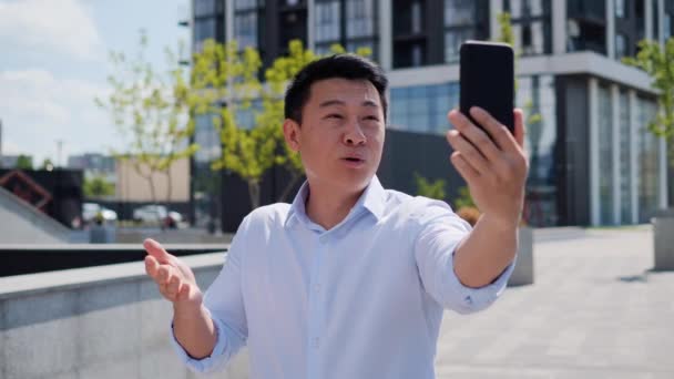 Japonés Hombre Negocios Que Tiene Videollamada Línea Agitando Mano Sonriendo — Vídeo de stock