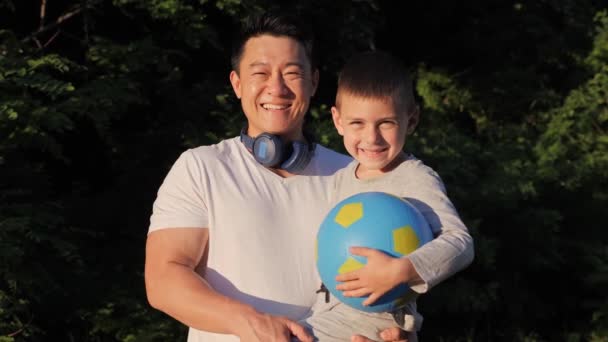 문화적 스포츠 가족을 가까이 수있다 티셔츠를 아들을 아시아 노란색 아이들 — 비디오