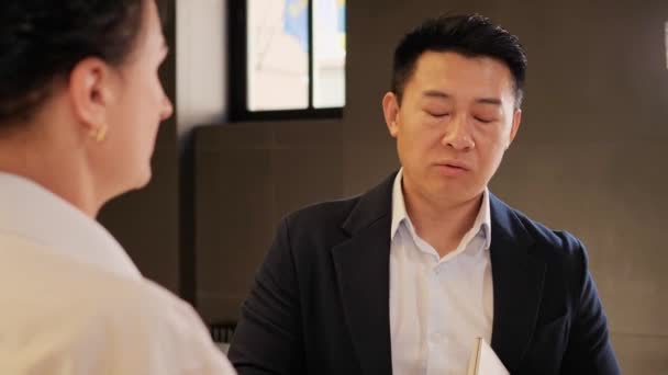 Chinese Zakenman Aan Het Praten Zakenvrouw Onderhandelt Met Aziatische Mannelijke — Stockvideo