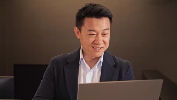 デバイスのWifiアプリを使用してオンラインビデオ通話を持っているウェブカメラを見ているアジアの大人のビジネスマンを自信を持って 同意します 幸せな韓国の起業家オンラインビデオチャットの仕事のインタビューを行う話 — ストック動画