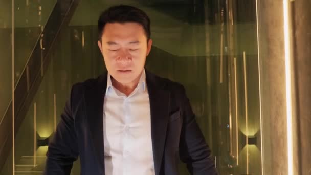 Oportunidad Perdida Enfurecido Hombre Negocios Asiático Subiendo Desde Oficina Mirando — Vídeo de stock