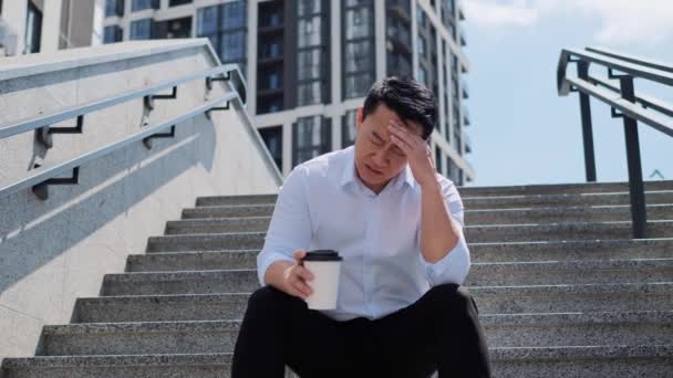 Adulto Cansado Asiático Deprimido Hombre Sentado Las Escaleras Con Dolor — Vídeos de Stock