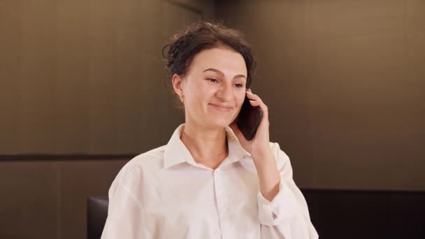 Πορτρέτο Της Θετικής Χαμογελώντας Γυναίκα Των Επιχειρήσεων Μιλάμε Στο Smartphone — Αρχείο Βίντεο