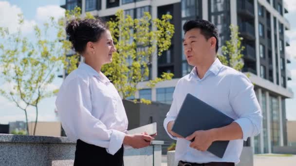 Multinationale Kantoormedewerkers Een Formeel Pak Die Buiten Praten Aziatische Man — Stockvideo