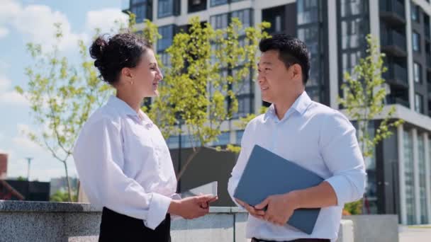 Vidám Többnemzetiségű Kollégák Ázsiai Üzletember Menedzser Női Üzletasszony Áll Szabadban — Stock videók