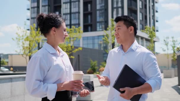 Culturele Bedrijfsleiders Discussiëren Zaken Buiten Koreaanse Zakenman Met Laptop Gesprek — Stockvideo