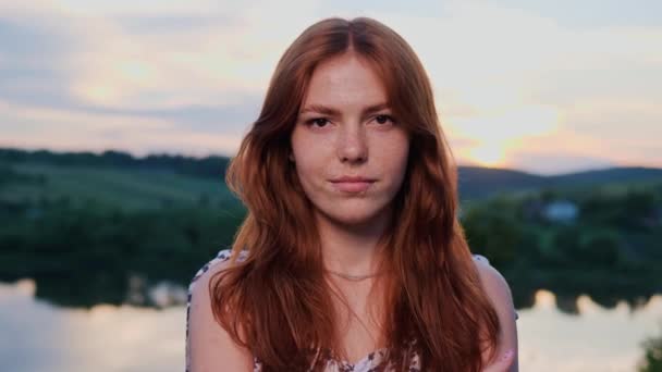 Yüzün Portresi Nanılmaz Güzel Kızıl Saçlı Genç Kız Doğanın Arkasında — Stok video