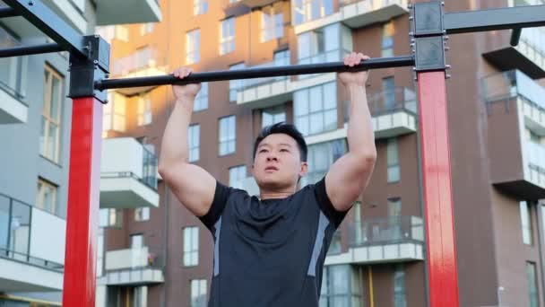 Sporting Asian Man Training Pull Bar Inglês Fitness Sport Street — Vídeo de Stock