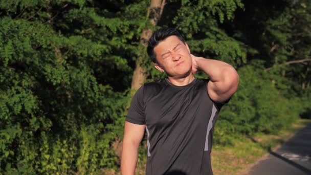 Athlète Asiatique Qui Court Sur Piste Ressent Une Douleur Aiguë — Video