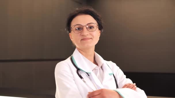 Portret Van Vrolijke Volwassen Mooie Brunette Vrouw Vrouwelijke Professionele Verpleegkundige — Stockvideo