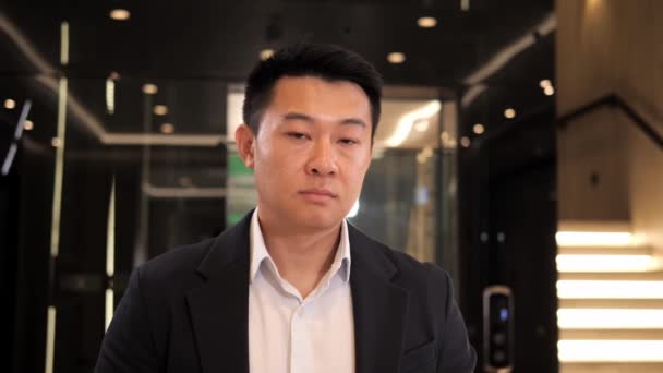 Retrato Adulto Asiático Hombre Negocios Traje Formal Mirando Cámara Confidente — Vídeos de Stock