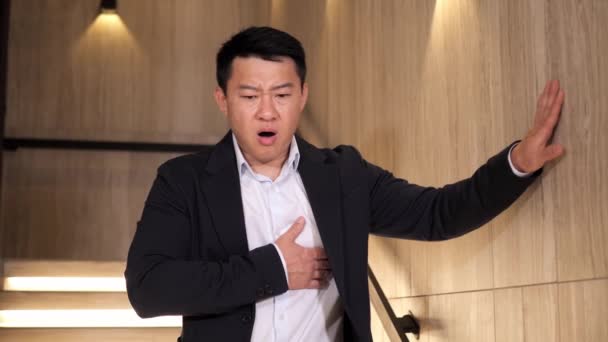 Перероблений Азіатський Бізнесмен Відчуває Біль Грудях Ризик Серцевого Нападу Стреси — стокове відео