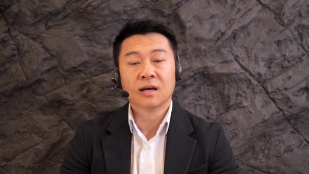 Yetişkin Yakışıklı Asyalı Müşteri Destek Operatörü Asistanının Tavan Arası Teknik — Stok video