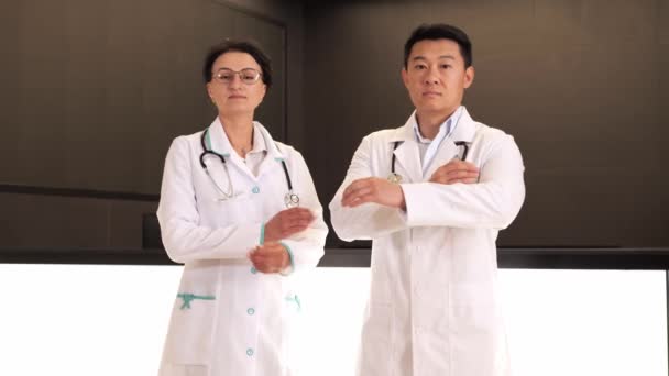 Zelfverzekerde Multinationale Zelfverzekerde Hoog Opgeleide Mannelijke Vrouwelijke Artsen Labjassen Stethoscoop — Stockvideo