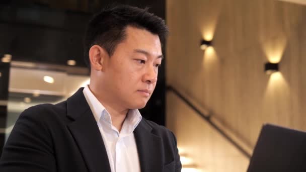 Ein Seriöser Asiatischer Geschäftsmann Tippt Der Lobby Des Business Centers — Stockvideo