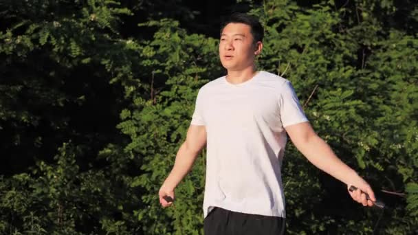 Fuerte Asiático Hombre Saltando Con Saltar Cuerda Entrenamiento Aire Libre — Vídeo de stock