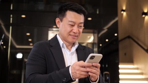 Ung Stilig Positiv Affärsman Som Håller Smartphone Enhet Sms Meddelande — Stockvideo