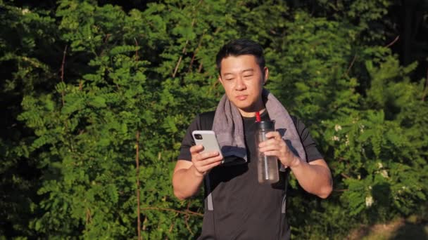 Moe Tevreden Aziatische Man Met Een Handdoek Zijn Schouder Staan — Stockvideo