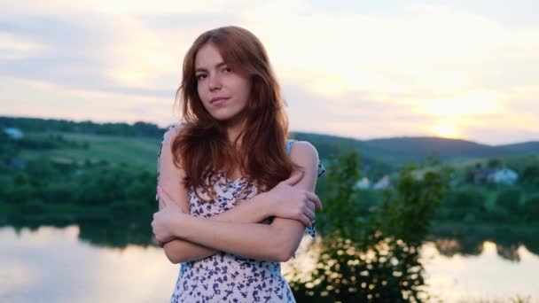 Вигляд Beautiful Red Haired Young Girl Posing Background Lake Nature — стокове відео