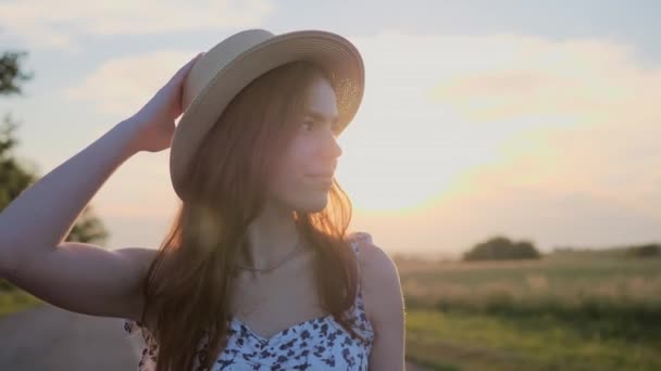 Fröhliches Mädchen Mit Roten Haaren Und Sommersprossen Sommerkleid Geht Bei — Stockvideo