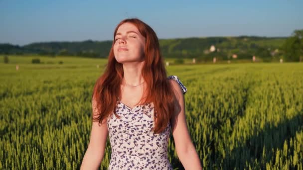 Atrakcyjna Ruda Kobieta Piegami Cieszy Się Naturą Wdycha Pełne Powietrze — Wideo stockowe