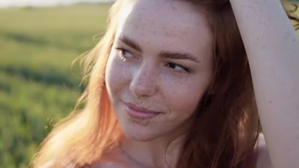 Portret Van Een Glimlachende Gember Vrouw Straalt Haar Het Groen — Stockvideo
