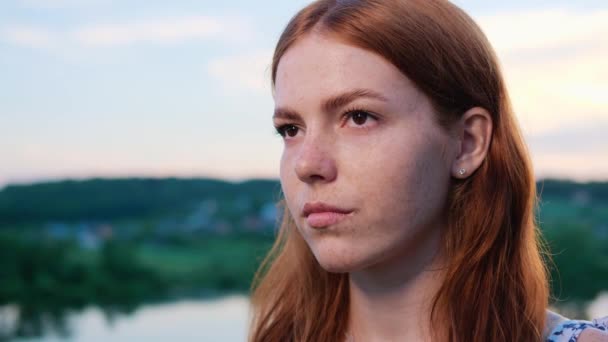 Portré Komoly Álmodozó Arc Gyönyörű Vörös Hajú Fiatal Lány Pózol — Stock videók