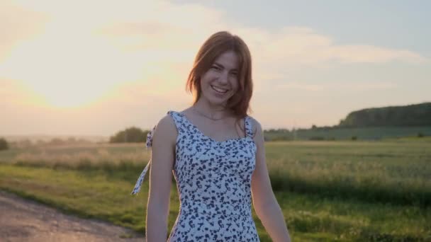 Wesoła Ruda Dziewczyna Piegami Ubrana Letnią Sukienkę Tańczącą Obracając Się — Wideo stockowe