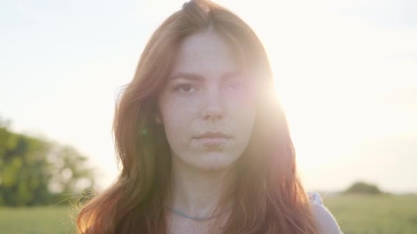 Wajah Jahe Wanita Serius Dengan Bintik Bintik Alam Saat Matahari — Stok Video